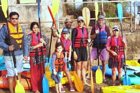Kajakfahren auf dem Fluss Nerul in Goa