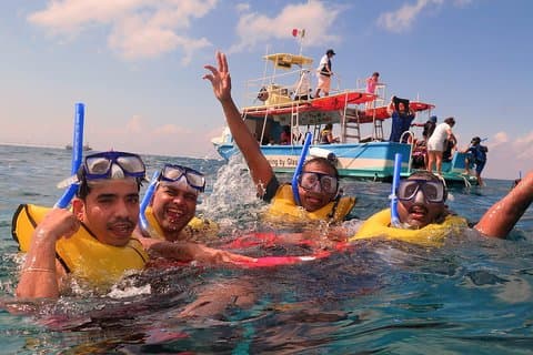 Cozumel Coral Reefガイド付きガラス底ボートでシュノーケリング