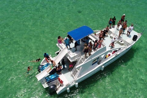 Experiencia VIP en catamarán por Renny Travel