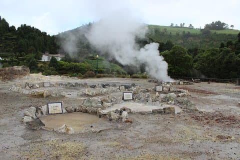 Meia-dia Furnas e fontes quentes