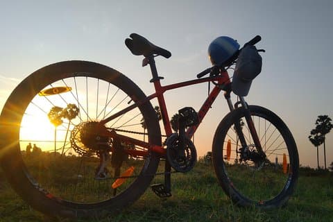 Excursão de Ciclismo pela Vila Local de Meio Dia