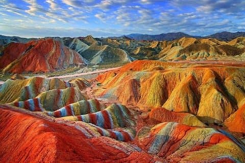 Montagne arc-en-ciel et vallée rouge