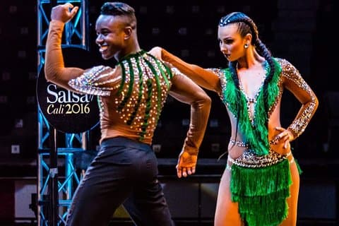 Aula de salsa e passeios latinos