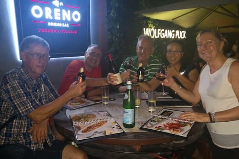 Tour notturno in bicicletta di Shanghai con Skyline Bund e cibo delle vecchie strade