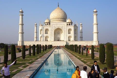 Dialog mit einem Historiker über Mughal-Architektur bei einem Tee