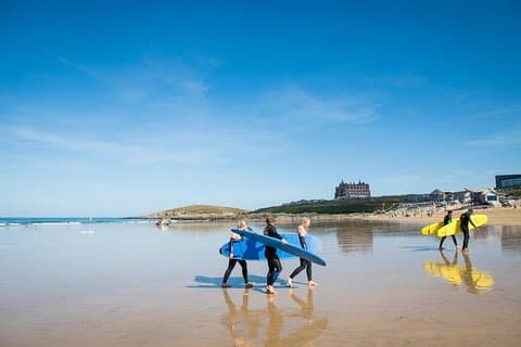 Lezione di surf privata per famiglie (basata su 4 partecipanti)