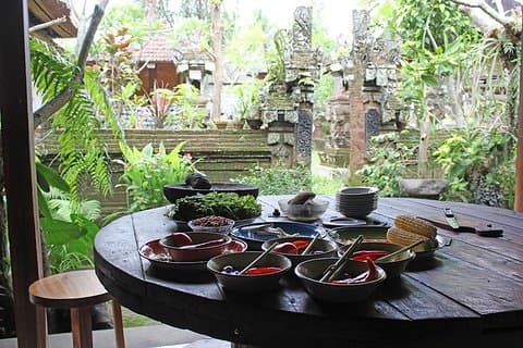 Privat Balinese madlavningskursus i Ubud med Dewa med overførsler