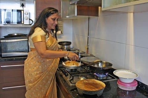 Crawford Market Tour & Gujarati madlavningskursus i en Mumbai Hjem