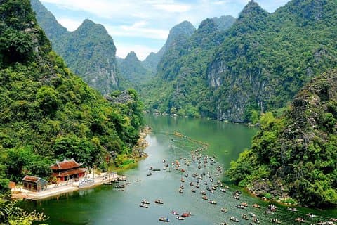 Een comfortabele Trang An - Bai Dinh Limousine tour met kleine groepen 1 dag
