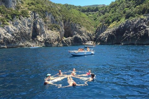 Ganztägiger privater Ausflug mit dem Boot an der Amalfiküste von Praiano