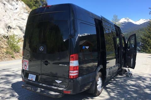 経験豊富な地元ガイドとのバンクーバープライベートチャーターツアー