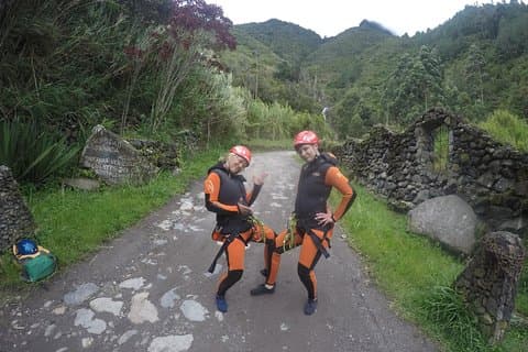 Expérience de canyoning en petit groupe à Baños de Agua Santa