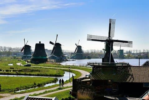 Tour privato Zaanse Schans Mulini a vento e Volendam in giaguaro