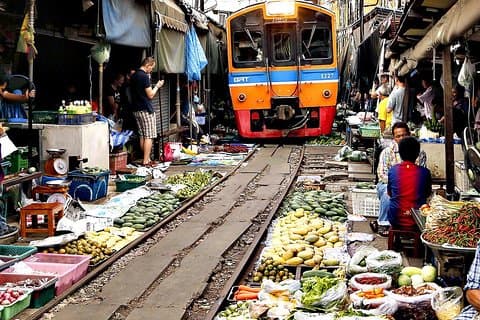 Famous Markets Tour: Maeklong Railway & Damnoen Saduak Floating
