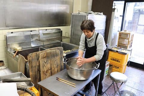 Tour al supermercado de Kioto, visita a la tienda de tofu + clase de cocina con Rita