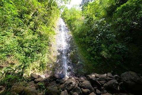 Caminhada em cascata havaiana