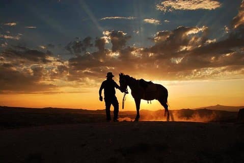 Os melhores passeios a cavalo por do sol na Capadócia