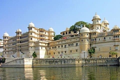 Tour di un giorno della città di Udaipur con Kumbhalgarh Fort e Ranakpur Jain Temple Tour in 2 giorni
