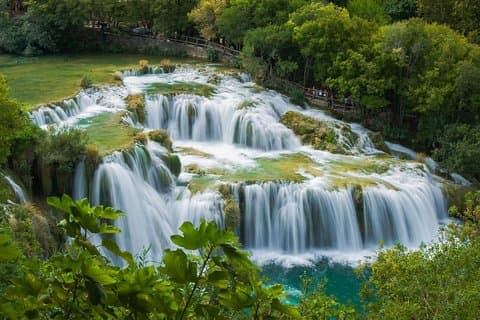 Excursion aux cascades de Krka avec promenade en bateau et baignade dans la ville de Skradin