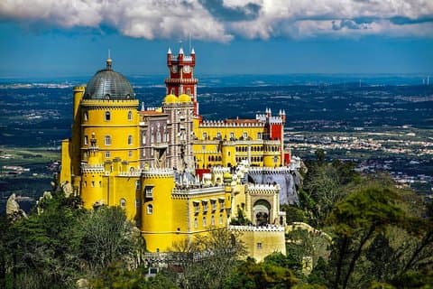 Halal Sintra Private Tour With Muslim-friendly Lunch and Pena Tickets