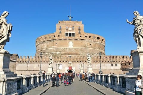 Visita guiada privada sin colas al Museo del Castillo de Sant'Angelo y al puente en Roma