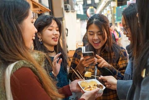 Tour a pie por el mercado de Kuromon en Osaka (6 paradas, 6 gustos)