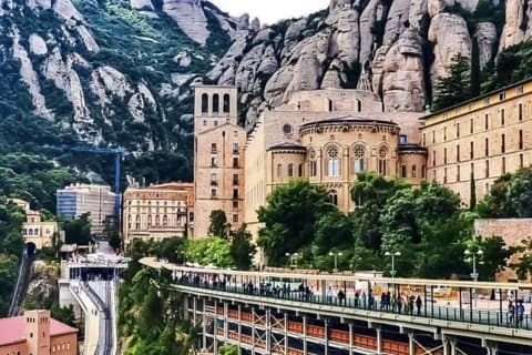 Private Montserrat Tour, Weinprobe und lokales Mittagessen ab Barcelona