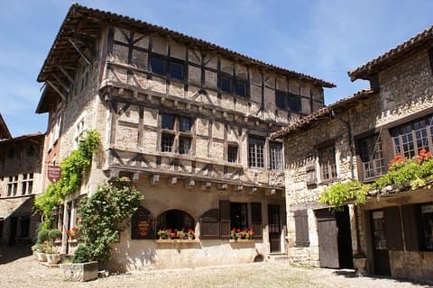 Beaujolais & Perouges medeltida stad (9:00 till 17:15 - Small Group Tour Lyon