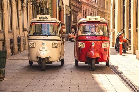 Tour privato di Budapest TukTuk: percorso personalizzato, prelievo dall'hotel