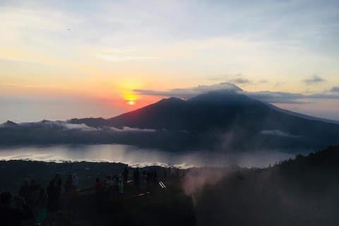 Bali Sunrise Trekking con Rafting a Oneday
