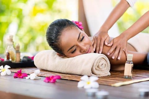 Ayurvedische spasmassage en rondleiding door kruidentuin