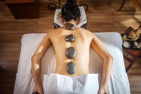 Massagem de Pedras Quentes – 90min Deep Relax