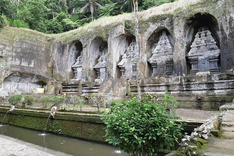 Excursões aos templos antigos, cachoeira e plantação de café