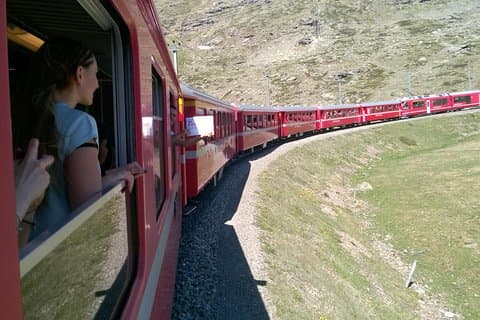 Tour privado ao trem Bernina e ao Lago Como. Recolha no hotel