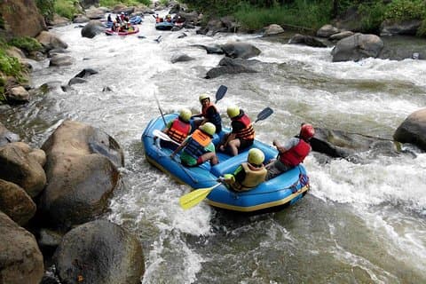 Esperienza di rafting sulle acque bianche di Mae Taeng River