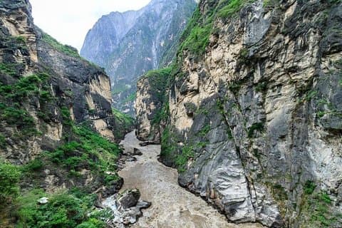 公共バスによる虎跳峡ハイキング 2 日間ツアー