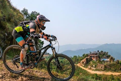 Viagem de bicicleta de bicicleta de montanha para cercar o monte perto de Kathmandu