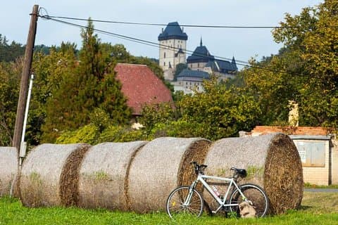 Heldags cykeltur på landet til Karlstejn Slot (lille gruppe)