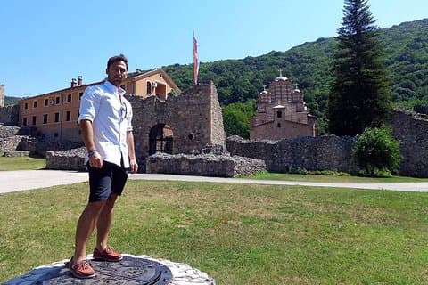 Excursão privada de um dia de Belgrado: Manasija, Mosteiros Ravanica e Caverna Resava