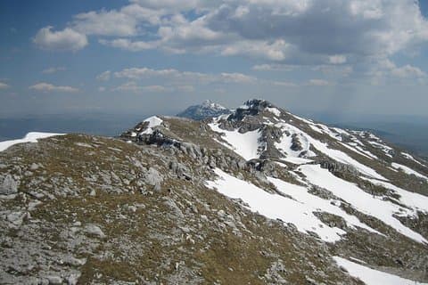 Vandra på Velez Mountain och Upptäck den före detta jugoslaviska armén underjordiska skydd