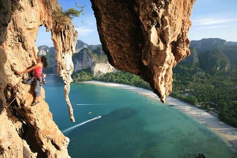 Arrampicata su roccia a Railay Beach Krabi
