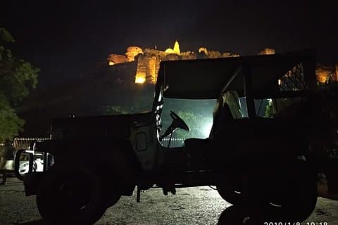Passeio noturno em jipe aberto