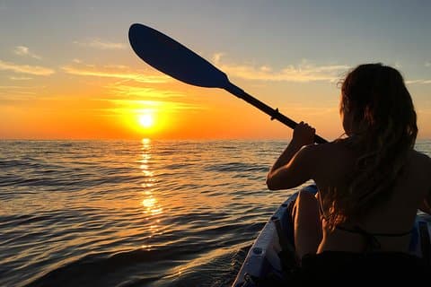 Kajakken bij zonsondergang Rovinj