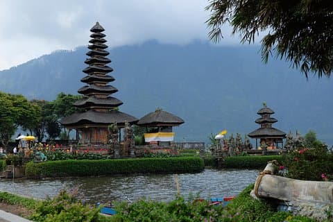 Ulun Danu Bratan tempel met Tanah Lot zonsondergang