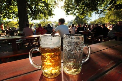 Visite guidée nocturne privée et personnalisée de Munich avec boissons