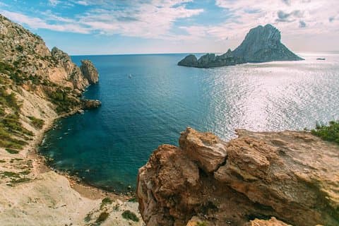 Visite en voilier sur les plages du sud d’Ibiza