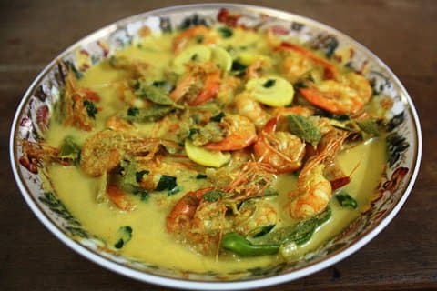 Catch fresh lake fish and cook it in a local's home in Piliyandala, Colombo