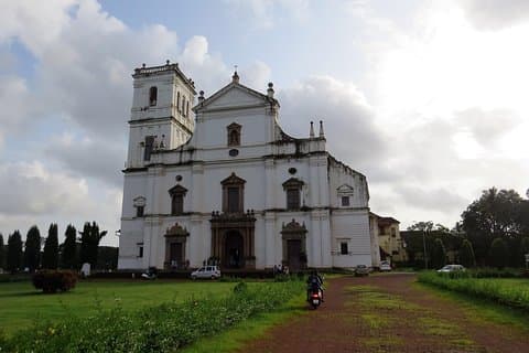 Oude Goa-kerken, tempels en kruidenplantage met "Goan" -lunch