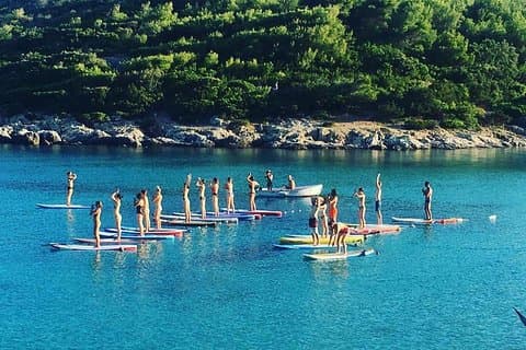 Paddleboard Yoga in Milna, Insel Vis