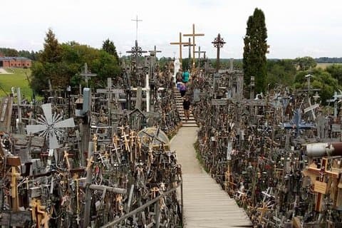 Privat tur fra Vilnius til Riga: Hill of Crosses, Rundale Palace, Bauska castl